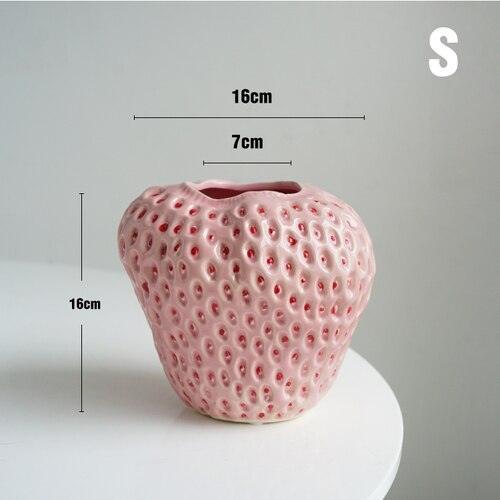 BerryBloom – Charmig Jordgubbskeramisk Vas