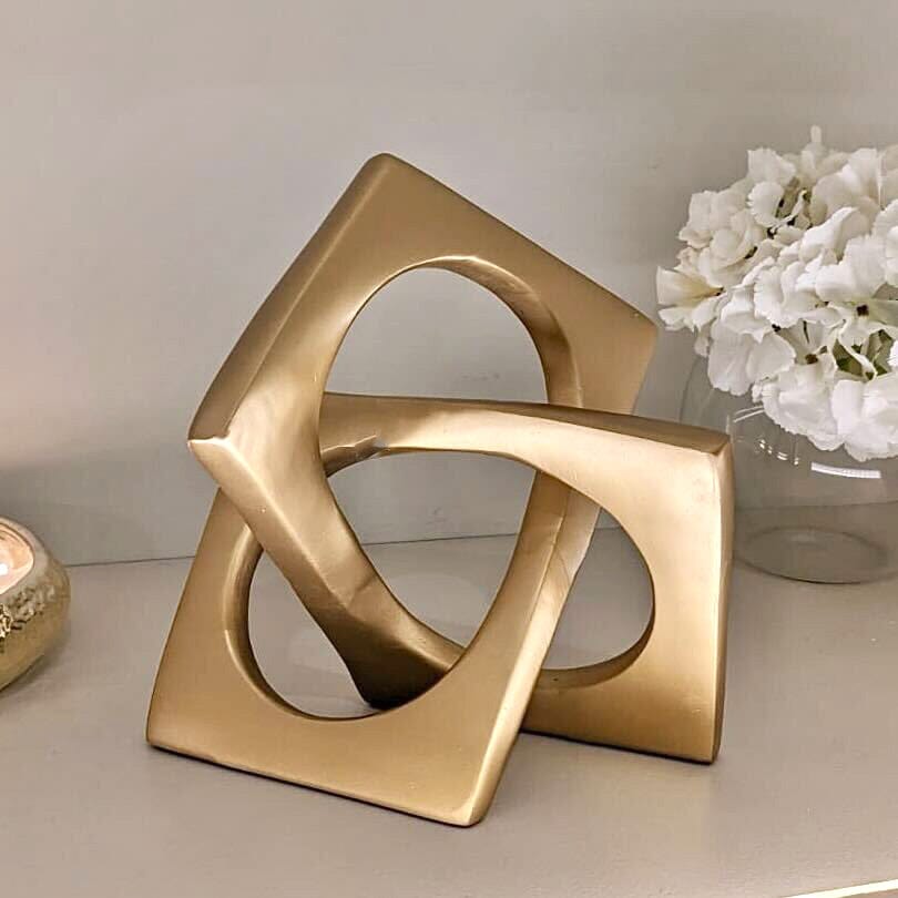 GuldKnut – Modern Skulptur med Interwoven Design