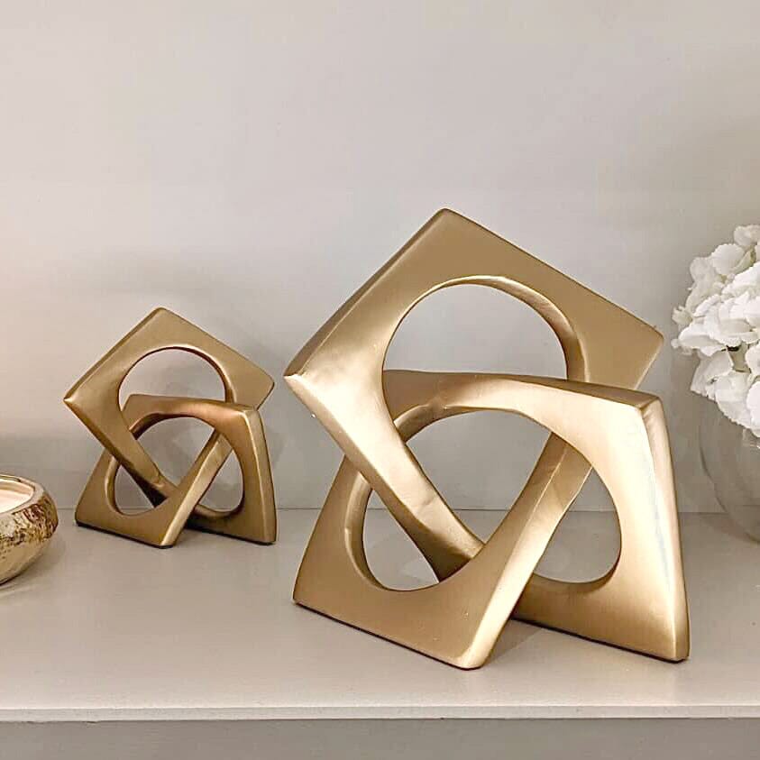 GuldKnut – Modern Skulptur med Interwoven Design