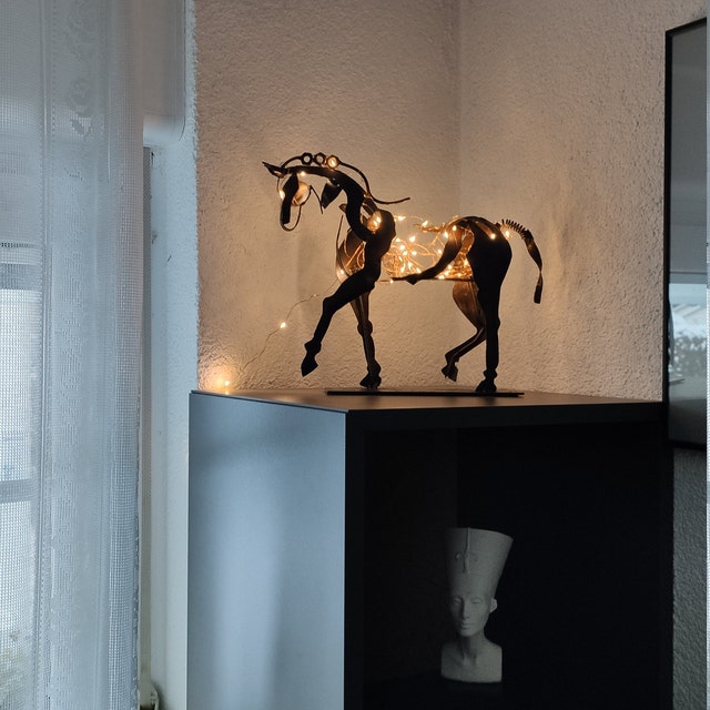 HorseMajesty – Metalldesign Skulptur av Häst