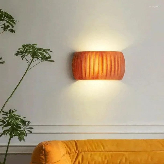 RibbedLuxe – Art Deco Vägglampa i Resin