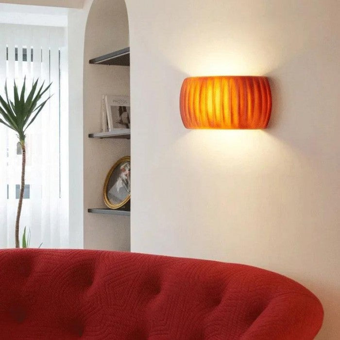 RibbedLuxe – Art Deco Vägglampa i Resin