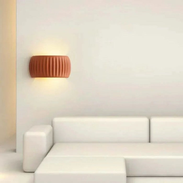 RibbedLuxe – Art Deco Vägglampa i Resin