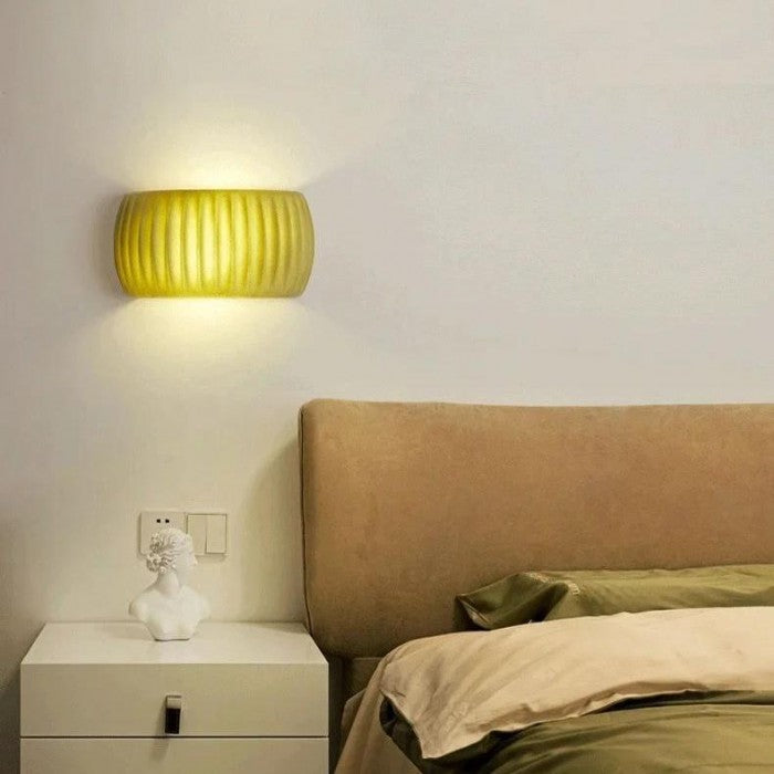 RibbedLuxe – Art Deco Vägglampa i Resin