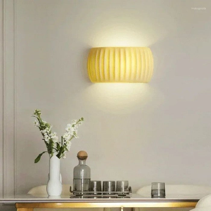RibbedLuxe – Art Deco Vägglampa i Resin