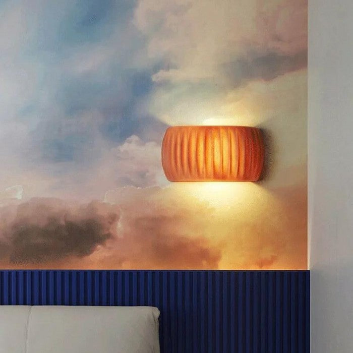 RibbedLuxe – Art Deco Vägglampa i Resin