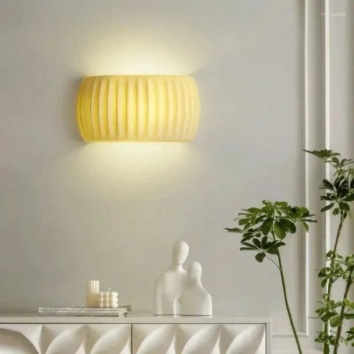RibbedLuxe – Art Deco Vägglampa i Resin