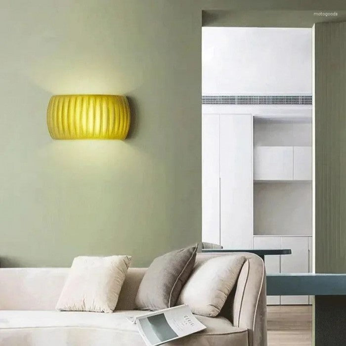 RibbedLuxe – Art Deco Vägglampa i Resin