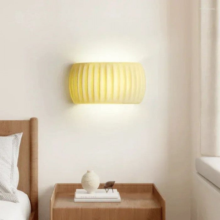 RibbedLuxe – Art Deco Vägglampa i Resin