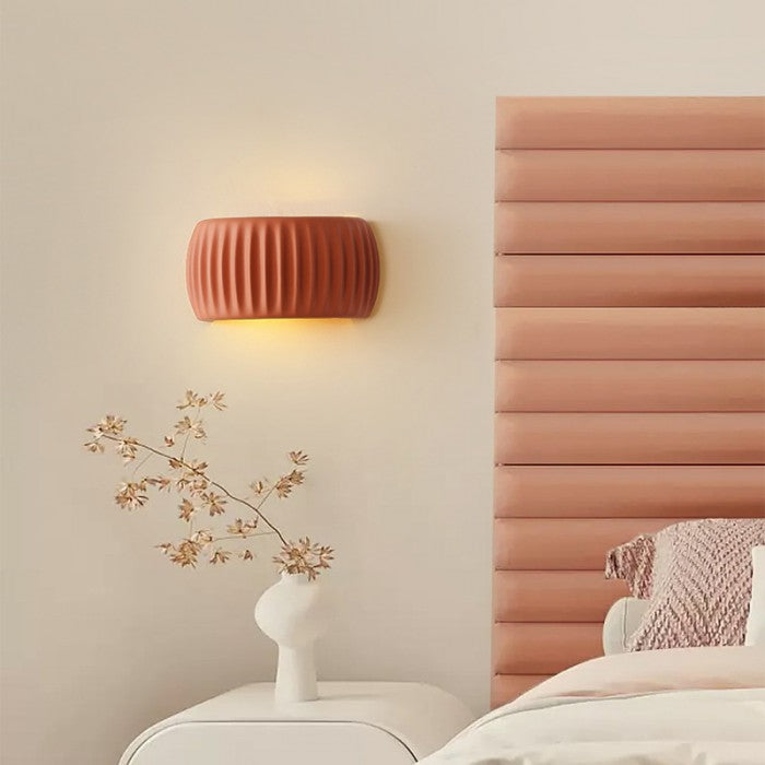 RibbedLuxe – Art Deco Vägglampa i Resin