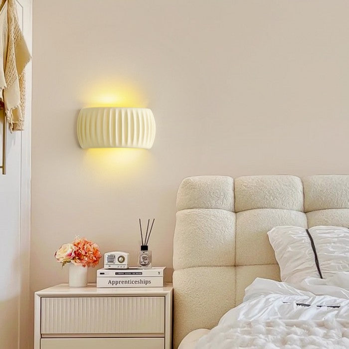 RibbedLuxe – Art Deco Vägglampa i Resin
